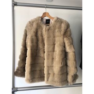 Faux fur coat with front clasp